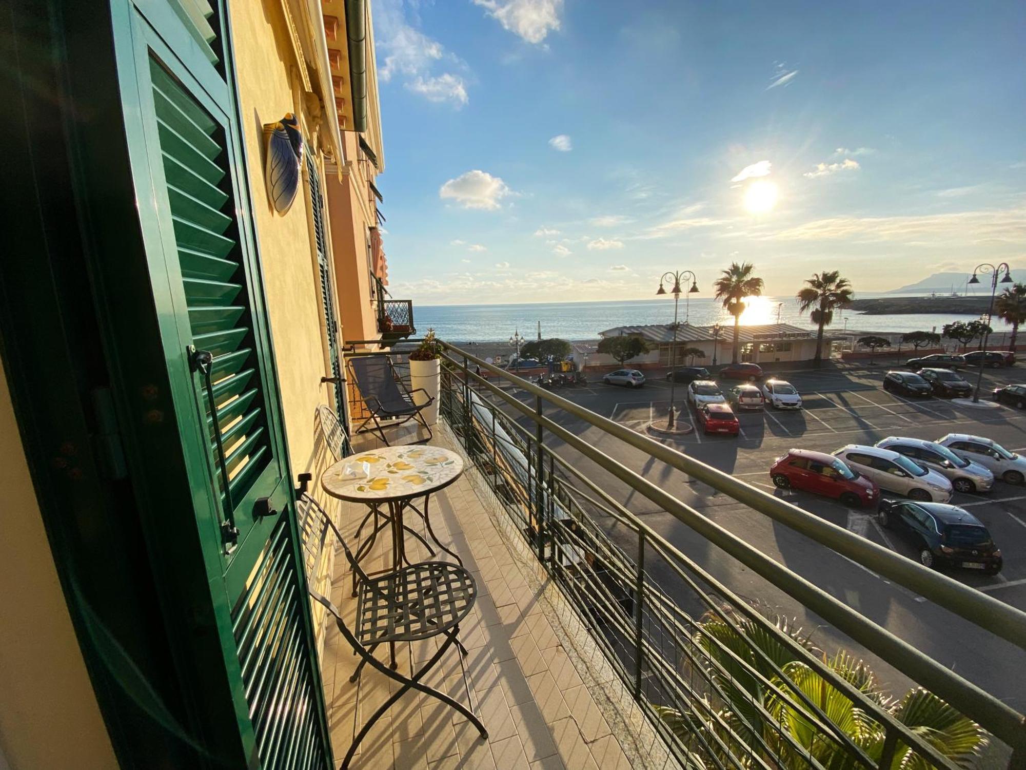 L'Eternita' E' Il Mare Mischiato Col Sole Rimbaud Apartment Ventimiglia Exterior foto